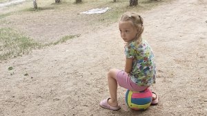 Девочки играют в мяч