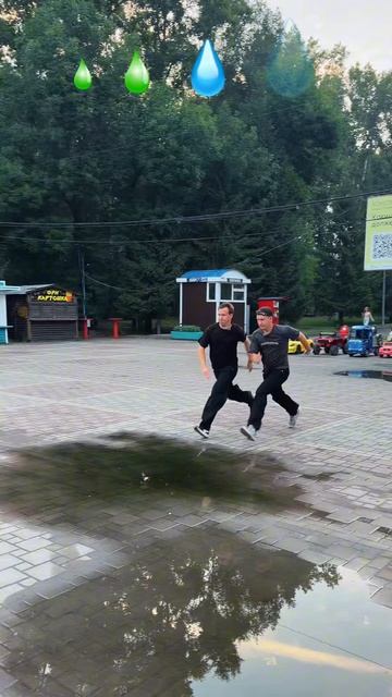 Кто из близнецов не сможет перепрыгнуть лужу?