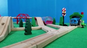Деревянные поезда 🚂 Железная дорога метро Видео детям