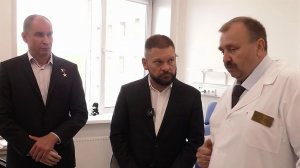 Евгений Поддубный в Омске посетил госпиталь, где оказывают помощь ветеранам и участникам СВО.