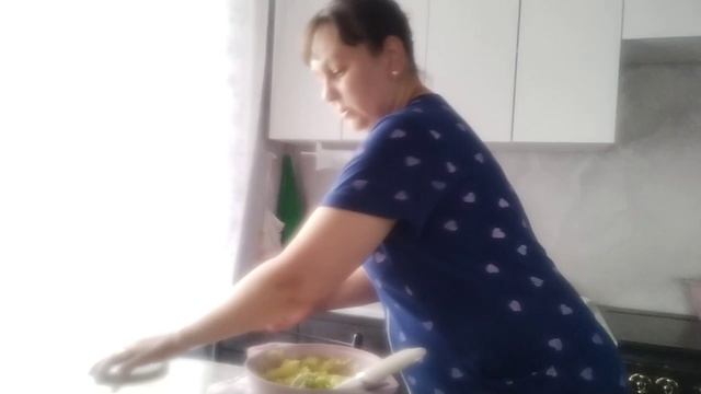 Уютный влог: Распаковка с мамой 🎁 Готовлю вкусный ужин: крылышки и пюре
