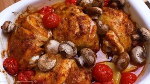 Сочные куриные бедра в духовке с картошкой.