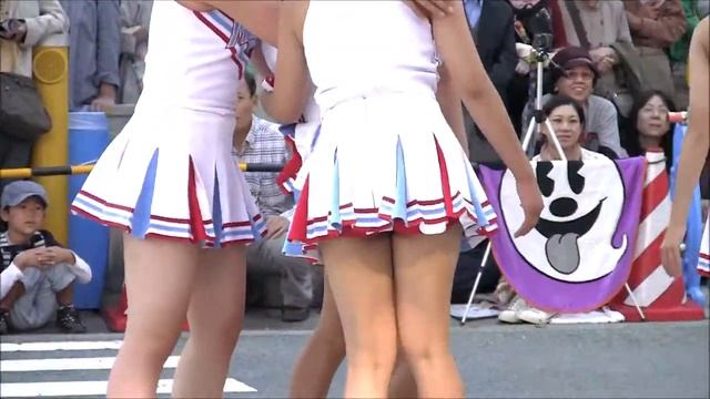 Cute Cheerleader Does Two Backflips In A Row! Sakai Festival Parade 2012
