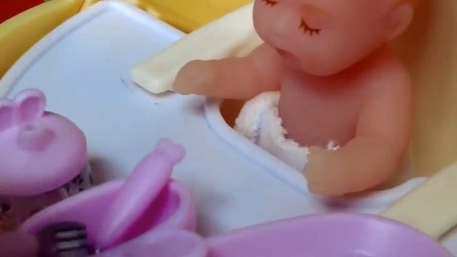 НОВЫЙ ПУПСИК👶 пришел в ЯСЛИ С БАССЕЙНОМ💦 куклы ЛОЛ сюрприз мультики Даринелка распаковка игрушек