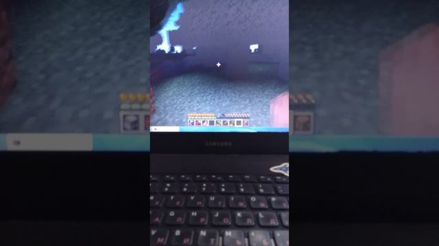 я играю с братом но я играю на ПК в майнкрафт