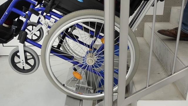 Лестничный подъемник для инвалидов ступенькоход_SANO PT UNI Liftkar 130 и 160