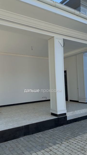 Акриловый полимер в сочетании с белой штукатуркой и фасадным декором
