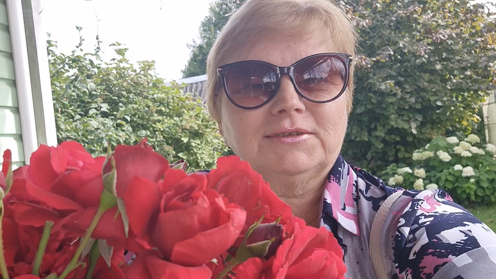 Куда иду с цветами.🌹С Яблочным Спасом!🍎 Уютное чаепитие.☕️Оно просто огромное!🍏