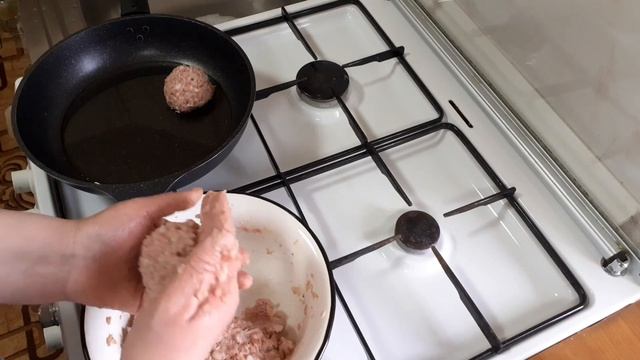 Жарю котлеты , купила скумбрию .
