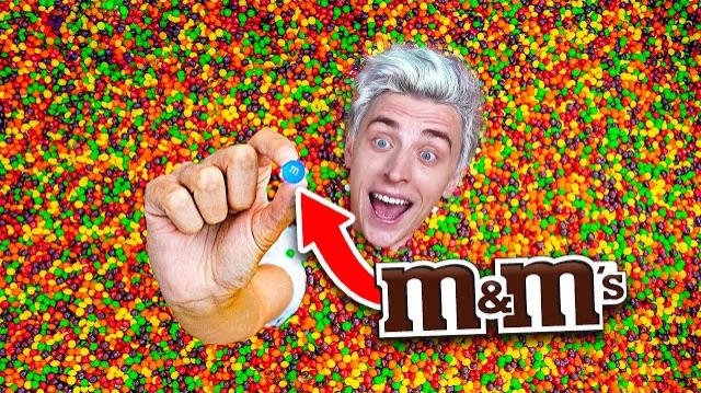 А4. Кто Найдет M&M's в Бассейне Skittles, Получит 10,000$ - Челлендж