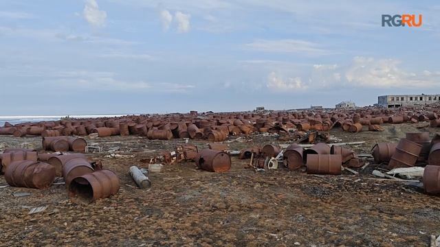 На мысе Челюскин в Арктике скопилось сорок тысяч ржавых бочек