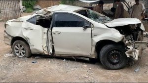 Пакистанские мастера  собирают автомобиль из доступных материалов.