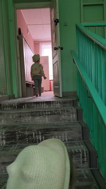 Девочки заходят в садик