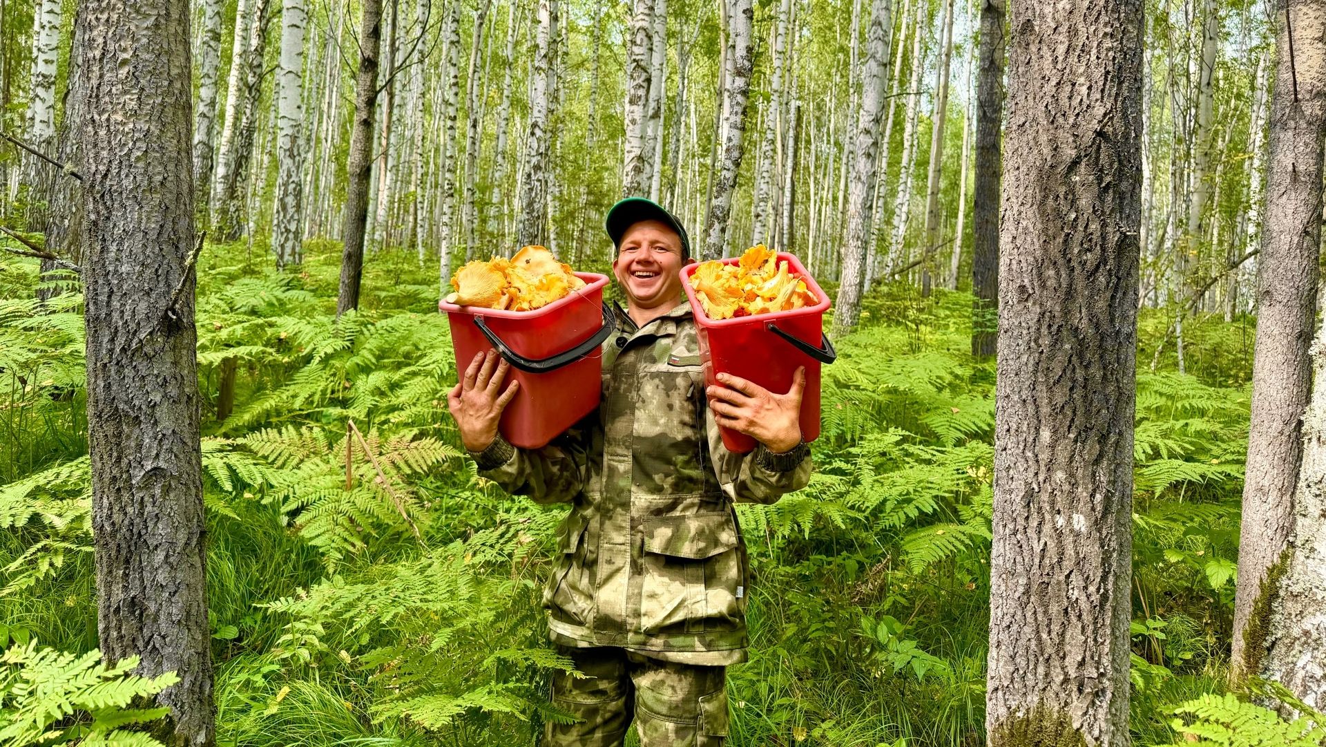 ЛИСИЧЕК НЫНЧЕ ВАЛОМ. РЕМОНТ ЗИМОВЬЯ В ТАЙГЕ. ПРОВЕРКА  КОРМУШКИ.