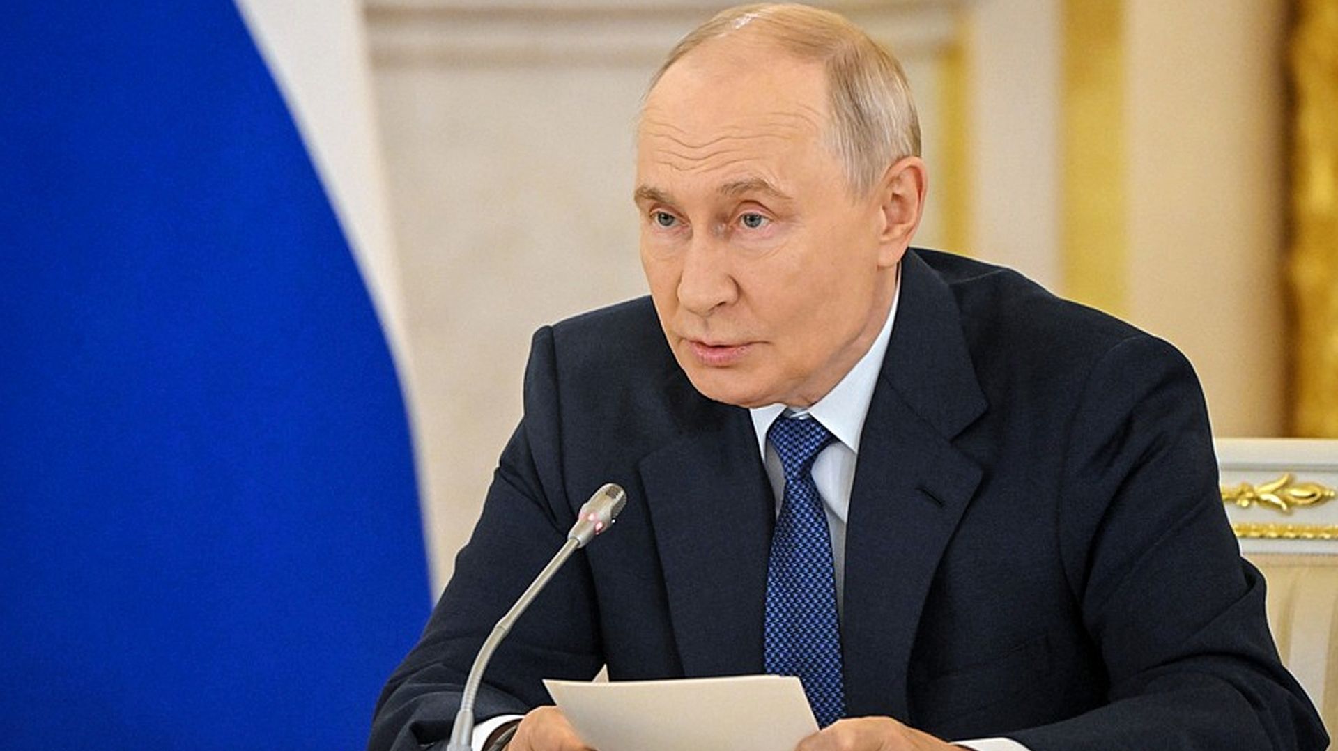 Путин поручил ускорить роботизацию и внедрение ИИ в экономику