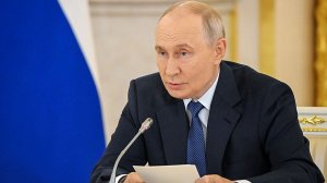 Путин поручил ускорить роботизацию и внедрение ИИ в экономику