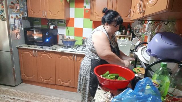 У нас переворотили всю теретории у дома.Готовлю обед,и лечо на зиму 🫑.