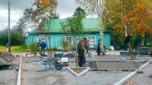 По инициативе жителей и при поддержке администрации благоустраивают территорию у ДК в селе Филькино