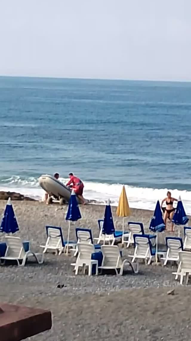 19 августа 🌊🌪️ Утро в Аланье: море штормит, рыбалка с берега и красота вокруг!