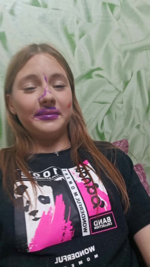 Данил красит меня
