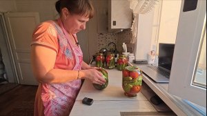 ТОРОПИТЬСЯ НАМ НЕКУДА. Я СОЛЮ ОГУРЦЫ, МУЖ КОПАЕТ ПОД СТОЛБЫ