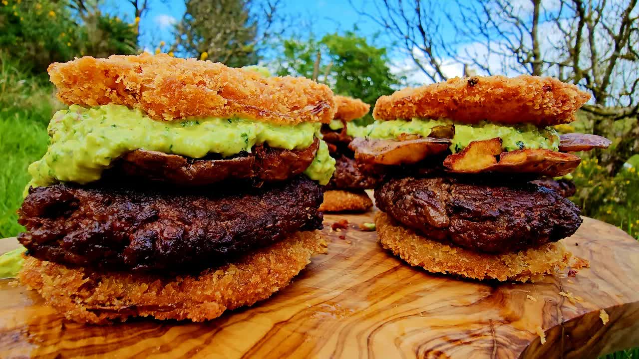 Хрустящая жареная луковая булочка для бургера с вкусной местной говядиной