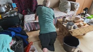 СТАРИКИ СИДЯТ ГОЛОДНЫЕ А МАНСУР РЖЁТ .