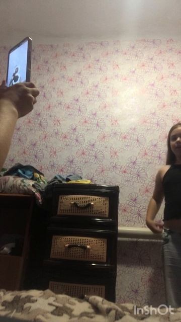Оля учит танец