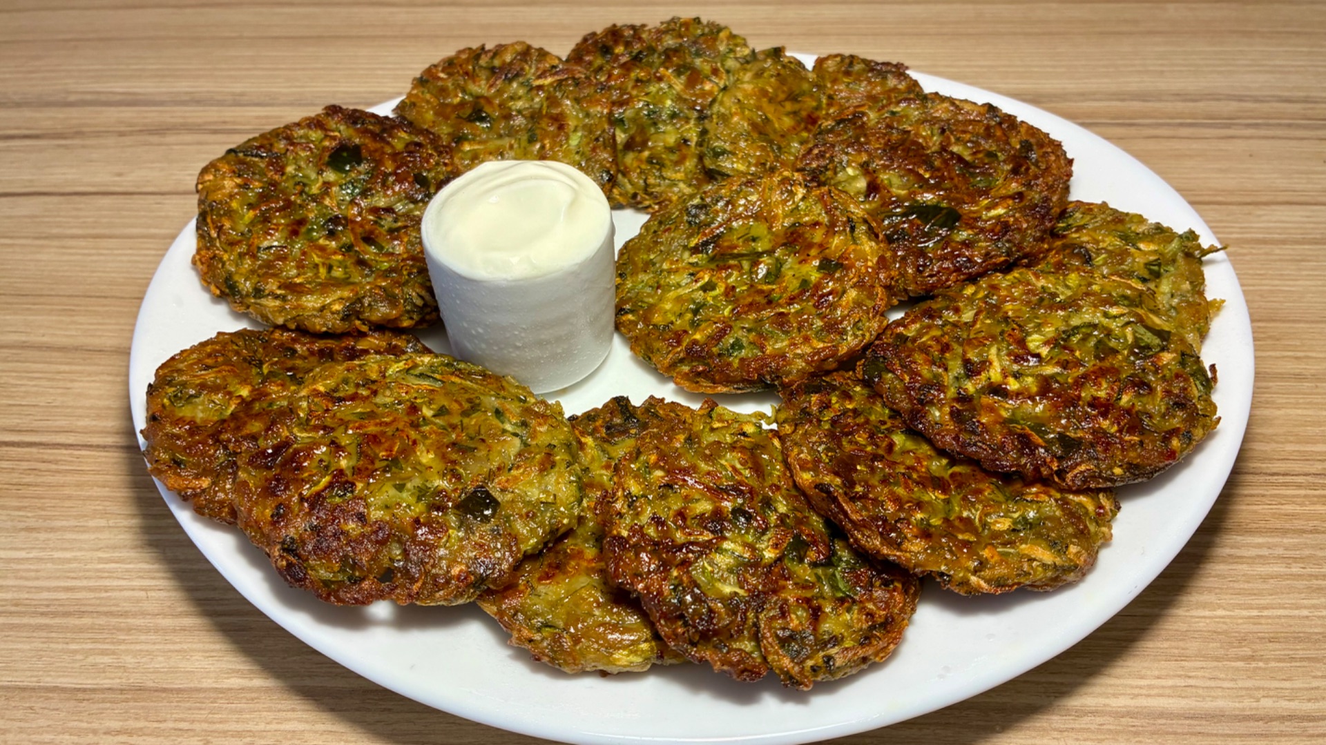 Кабачково-баклажанные оладушки с зеленью.