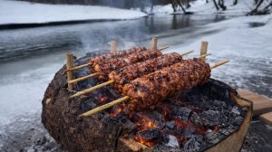 Огромный сочный кебаб в заснеженном лесу | Эпическая зимняя готовка в дикой природе