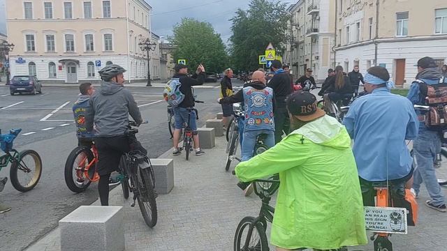 Вело тусовщики у памятника Михаилу Тверскому в Твери