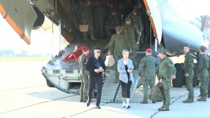Самолет с освобожденными из плена бойцами приземлился в Подмосковье
