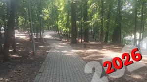 Сегодня жаркий день.**ТЫ ОДНА**Гуляем на территории. ПРУД. ЕСТЬ ТАКОЙ. Иногда здесь рыбачат.