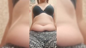 надула животик водичкой)