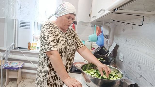 Снова огурцы.Рецепт огурчиков с луком.Жизнь в деревне