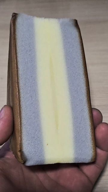 Вкусное пирожное, как такового вкуса черники не заметил. Мягкое, тает во рту.