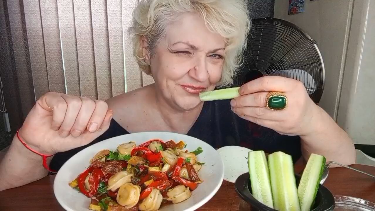 Мукбанг С ОВОЩАМИ Пельмеши Ленка Точит От Души/ МНЕ и Без Него ХОРОШО!