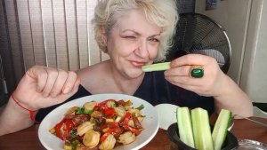 Мукбанг С ОВОЩАМИ Пельмеши Ленка Точит От Души/ МНЕ и Без Него ХОРОШО!