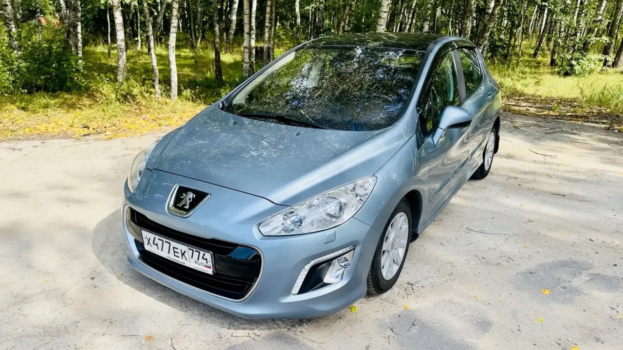 Peugeot 308 рестайлинг (T7) 2011 г. в топовой комплектации Allure с панорамной крышей