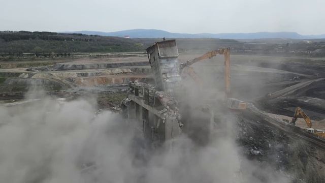 Снос старого промышленного здания высотой 50 метров