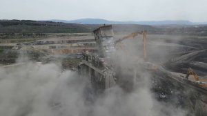 Снос старого промышленного здания высотой 50 метров