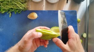 Готовлю в медитации, салат с брокколи, авокадо, рукколой, сыром и зёрнами граната.