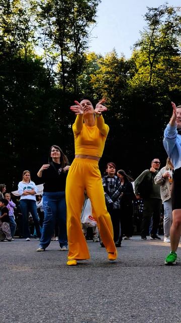 В перерыве фестиваля была танцевальная разминка! Конечно же, я не смогла устоять в строне 😁💃