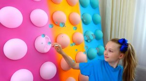 Полина играет с мамой
