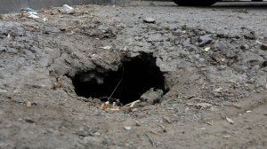 ПЕРЕЛОМ, БОЛЬНИЧНЫЙ: ЖЕНЩИНА ПРОВАЛИЛАСЬ В ЯМУ НА СВЕТЛОГОРСКОМ ПЕРЕУЛКЕ