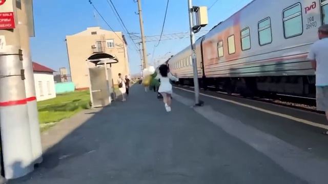 ❤️🇷🇺 Трогательная минутка: встреча после разлуки  Самые долгожданные объятия — дома. Муж вернулся
