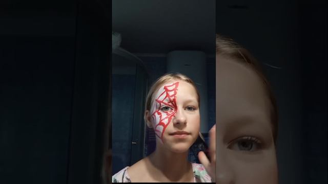 делаю грим Человека-паука, женщина на пол-лица.