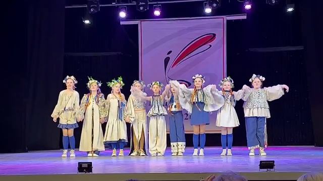 видео с моего выступления) я в полосатой кофте и в штанах)