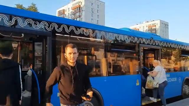 Автобус Лиаз-5292.65 следует по маршруту 429