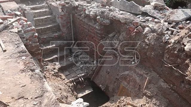 Закопанный немецкий танк времен ВОВ во дворе университета в Казани